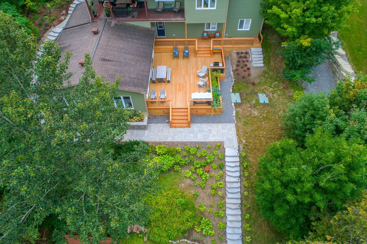Landscaped Garden & Deck